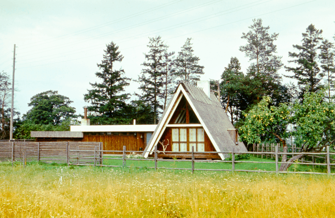 The A-frame building was one of the most popular local summer cottage types, the thatched roof added a sense of nationalism. Summer cottage at Rannamõisa, photographed in 1980.