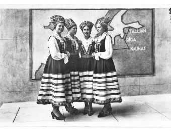 Four Estonian girls in national costumes acted as popular guides in the pavilion Photo: Museum of Estonian Architecture